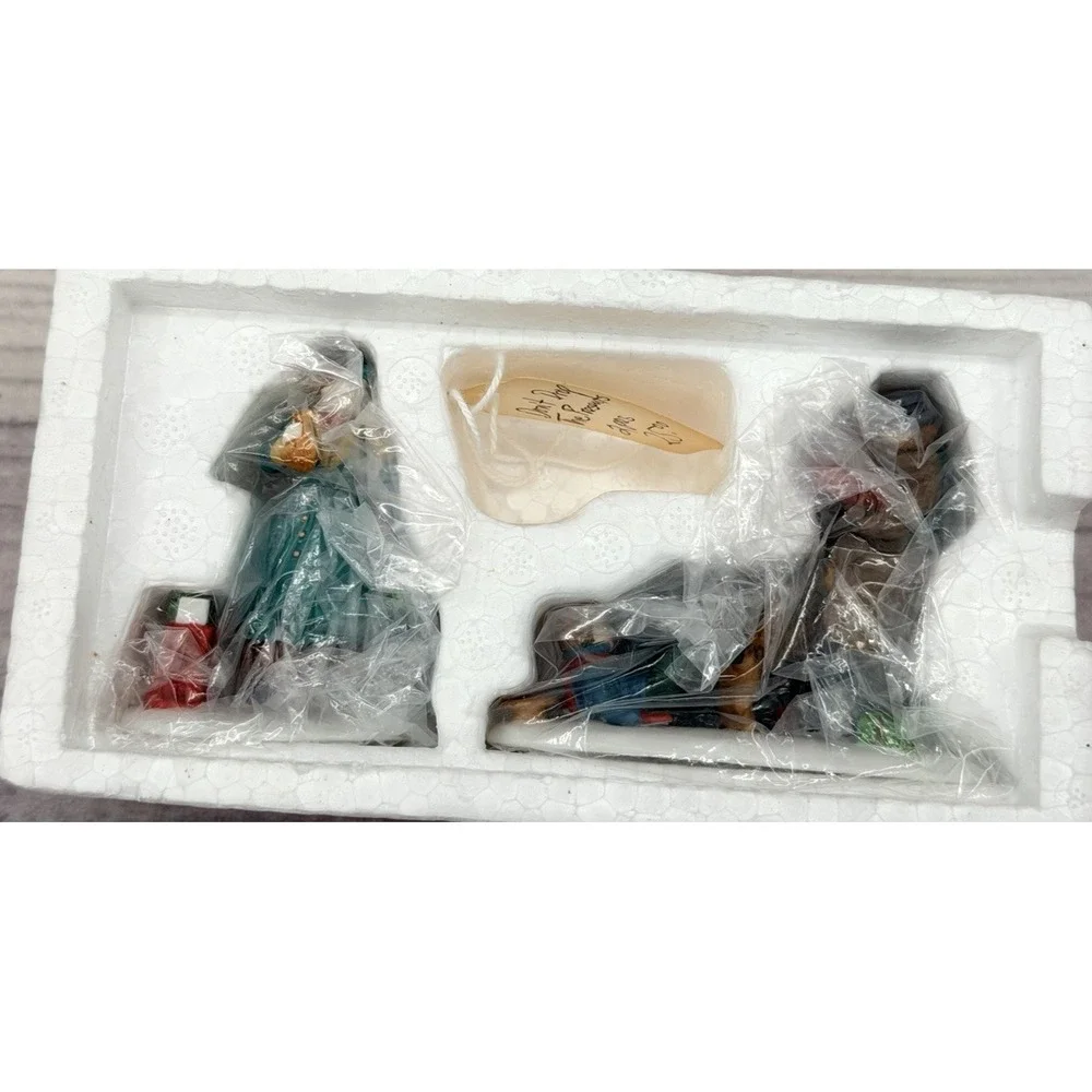 DEPT 56 HERITAGE VILLAGE COLLECTION DON'T DROP THE PRESENTS - SET OF 2 - RETIRED